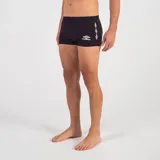 Sunga de natación Umbro color negro, con diseño ajustado tipo bóxer. Presenta el logo de la marca en el frente y una franja lateral con el icónico patrón de diamantes de la marca en color blanco.
