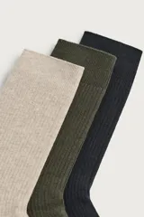 Pack de tres pares de medias acanaladas en tonos beige, verde militar y negro, confeccionadas en mezcla de algodón.