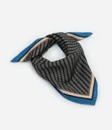 Pañuelo cuadrado de satén negro con estampa de cadenas blancas y borde con líneas en azul, marrón y beige.