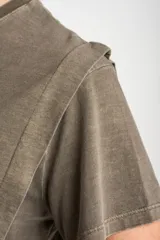 Remera de algodón peinado con efecto lavado, cuello redondo y mangas cortas, de calce ajustado al cuerpo.