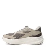 Championes Puma modelo Maxstride Lite Ls Sliptech, de color beige con suela blanca y detalles en marrón. Cuentan con capellada de malla transpirable, entresuela PUMALITE y suela ProTread.