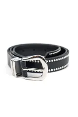 Cinturón blanco con detalle de tachas metálicas plateadas en los bordes y hebilla metálica plateada.