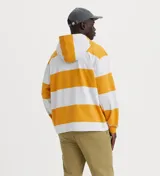 Sudadera Levi's de manga larga con diseño de rayas anchas horizontales blancas y amarillas, capucha integrada, cuello estilo polo con botones ocultos y bordado en el pecho. Corte holgado.