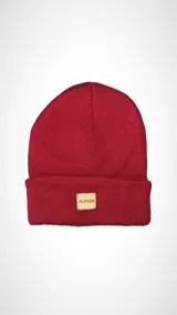 Gorro de lana color bordó, tejido liso con puño rebatible y etiqueta de cuero con logo de la marca en el frente.
