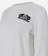 Conjunto de pijama largo compuesto por una blusa de manga larga con cuello redondo y un pantalón de corte ajustado con cintura elástica. La prenda presenta un diseño de rayas horizontales sutiles y un aplique bordado de Mickey Mouse en el pecho.