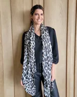 Chalina rectangular de tela plisada con estampado animal print de leopardo en tonos blanco, negro y marrón.