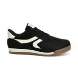 Championes deportivos de estilo urbano, color negro con detalles en blanco y suela de goma color caramelo. Presentan una combinación de materiales textiles y sintéticos, con cierre de cordones y diseño de caña baja.