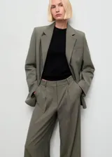 Pantalón de vestir de corte recto y tiro medio, con diseño de pinzas, bolsillos laterales y bolsillos de ribete en la parte posterior. Cuenta con cierre oculto de botón, gancho y cremallera.