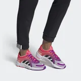 Championes deportivos Adidas modelo Sonkei, con diseño degradado en tonos rosados y violetas. Presentan las icónicas tres bandas laterales en color negro, cordones violetas y una suela blanca con detalles en rojo y violeta.