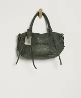 Cartera de cuero color negro con efecto lavado y desgastado, estilo vintage. Cuenta con múltiples bolsillos con cierre delantero, tiras colgantes y doble asa corta de mano.