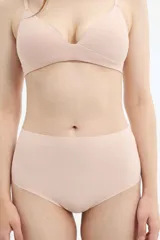Bombacha de tiro alto y corte láser, color beige, con diseño sin costuras que ofrece un efecto segunda piel.