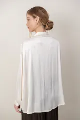 Camisa de satén tramada color blanco, con calce holgado y cómodo, cuello camisero, mangas largas y cierre frontal con botones.