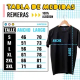 Remera de algodón color marrón con estampa pequeña en el pecho que representa al personaje Plank de la serie animada Ed, Edd y Eddy.