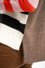 Sweater color crema con rayas horizontales en tonos rosa, marrón y verde.