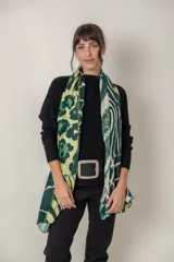 Pañuelo rectangular de viscosa con estampado animal print en tonos de azul y celeste.