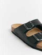 Sandalias Freeway de cuero marrón con doble tira y hebillas metálicas color cobre.