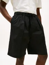 Bermuda negra de tejido ripstop de mezcla de nailon y poliéster, con logo tonal de la colección APXGP bordado en el lateral y el bajo.