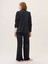 Pantalon de pierna levemente oxford, confeccionado en tejido simil terciopelo con brillo sutil. Presenta bolsillos laterales y cierre frontal.