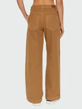 Pantalón ancho marrón tostado de corte recto, con bolsillos cargo frontales y trabillas para cinturón.