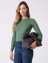 Bolso tipo tote de diseño capitoneado, color marrón oscuro, con doble asa de hombro y cierre mediante botón metálico. Cuenta con forro interno a tono y bolsillos organizadores.