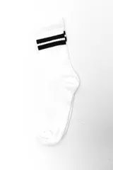 Pack de tres pares de medias estilo crew acanaladas, en colores marrón, blanco y verde militar, con dos líneas horizontales contrastantes en la parte superior.