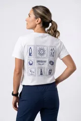 Remera blanca de manga corta con cuello redondo. Presenta un pequeño logo estampado en el pecho y un diseño grande en la espalda que incluye ilustraciones de símbolos uruguayos enmarcados en sellos postales.