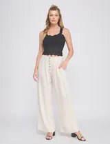 Top negro de encaje marca Allie Rose, con copa armada y breteles anchos.