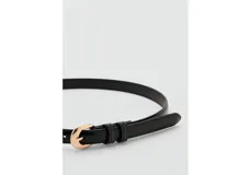Cinturón de poliuretano color negro, de diseño clásico, con hebilla metálica dorada.