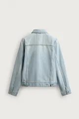 Cazadora de denim de algodón con efecto lavado, corte regular fit, cuello solapa, cierre frontal con botones, mangas largas con puños abotonados y bolsillos laterales de vivo.