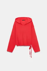 Sudadera de algodón rojo con efecto lavado, cuello redondo con capucha y abertura en V, manga larga y bajo ajustable con cordones.