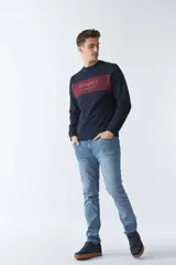 Buzo de felpa azul marino con una franja horizontal bordó en el pecho con la inscripción "BROOKSFIELD ESTABLISHED IN TORINO, ITALY - SINCE 1971".