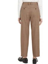 Pantalón de vestir marrón con estampado de cuadros, corte slim y pierna recta.