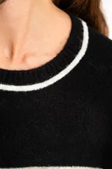 Sweater de punto con rayas horizontales en tonos azul, marrón y beige, de corte holgado y manga larga.