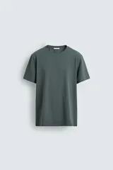 Camiseta de corte ajustado confeccionada en tejido de algodón con elasticidad, cuello redondo y manga corta.