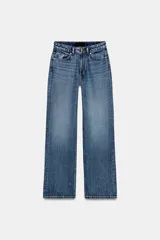 Jeans de tiro alto con diseño de cinco bolsillos, pernera recta y corte largo. Presenta cierre frontal con cremallera y botón metálico.