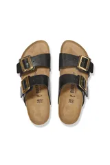 Sandalias Birkenstock modelo Sydney, color negro con hebillas doradas.