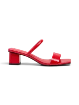 Sandalias rojas de taco medio, con punta cuadrada y dos tiras en el empeine, una fina y otra más ancha con textura.