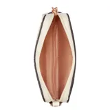 Billetera Guess modelo Elliot de color blanco crema, fabricada en material sintético con textura en relieve y monograma de la marca. Cuenta con cierre de cremallera, ranuras externas para tarjetas, aplique metálico con el nombre de la marca en el frente y una correa de mano desmontable.