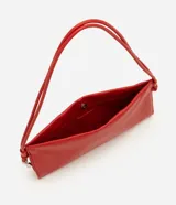 Bolso pequeño tipo bowling de estructura flexible y acabado liso. Cuenta con asa de hombro fija ajustable mediante nudos laterales y cierre magnético.