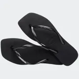 Ojotas Havaianas modelo Slim Square con puntera cuadrada, correas finas y logo metálico aplicado.