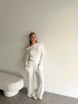 Pantalón de lanilla color beige, de corte recto y tiro alto, con diseño holgado y fluido.