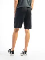 Short deportivo largo negro de poliéster con cintura elástica.