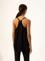 Top negro de viscosa sin mangas, con breteles finos y apliques de strass en breteles y escote.