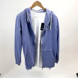 Campera con capucha y cierre frontal, color celeste, con logo estampado en el pecho. Confeccionada en algodón.