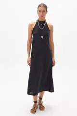 Vestido midi de lino color negro, con escote halter y corte en línea A.