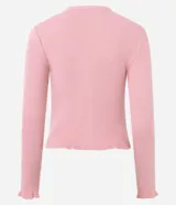 Cardigan de punto texturizado color rosado, con escote en V, cierre frontal por botones, mangas largas y acabado con volados sutiles en el ruedo y los puños.