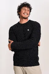 Sweater de punto con textura acanalada, color negro, de cuello redondo y manga larga. Presenta un pequeño logo bordado en el pecho.