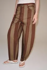 Jeans de tiro alto con diseño tapered y cinco bolsillos, con estampado de rayas verticales a contraste en tonos marrón y tostado. Cierre frontal con cremallera y botón.