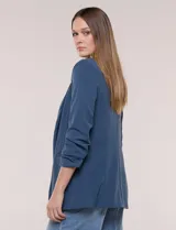 Blazer de crep color bordó de la marca BBJ, con cuello solapa, bolsillos delanteros y mangas tres cuartos con frunce.
