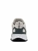 Championes de senderismo Columbia Peakfreak II OutDry, color beige con detalles en gris oscuro y acentos en naranja. Presentan una construcción de malla sin costuras, sistema de ajuste Navic Fit, entresuela TechLite+ con diseño moteado y suela Adapt Trax para tracción en diversos terrenos.